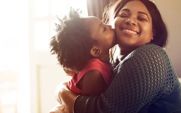 Madre pasando tiempo con su hija — Foto de Stock