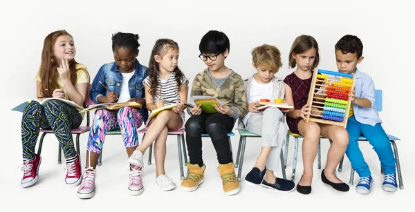 Diversidad niños estudiando — Foto de Stock