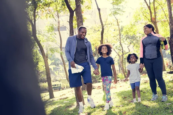 Familie tijd doorbrengen in park — Stockfoto