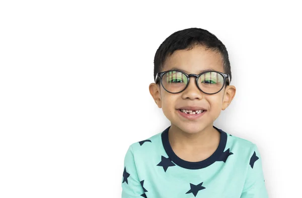 Μικρό αγόρι ποζάρει με γυαλιά — Φωτογραφία Αρχείου