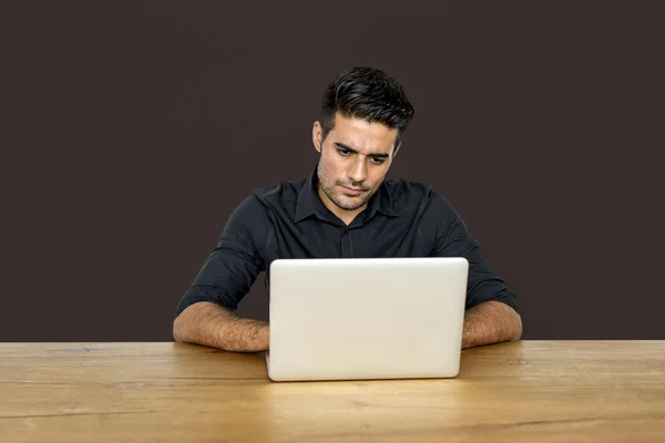 Homem usando laptop — Fotografia de Stock