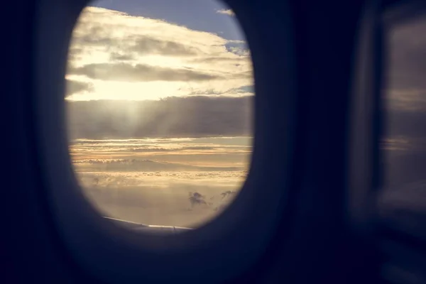 Okna letadlo a západu slunce na obloze — Stock fotografie