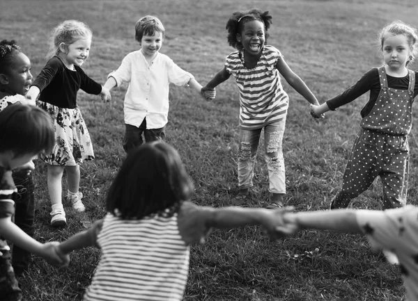 Skupina ze školky hrát v parku — Stock fotografie