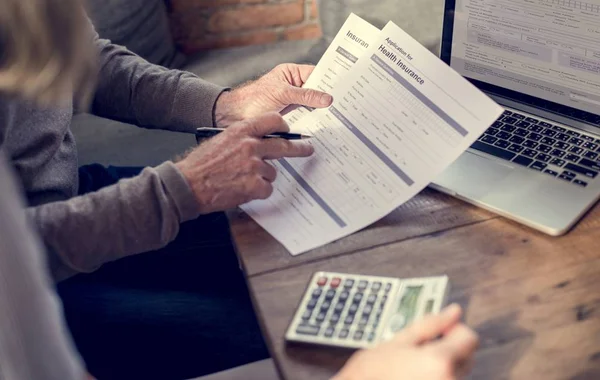 Senior couple with papers — Stock Photo, Image