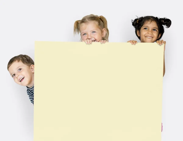 Niños sosteniendo cartel vacío —  Fotos de Stock
