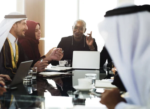 Menschen diskutieren auf internationaler Konferenz — Stockfoto