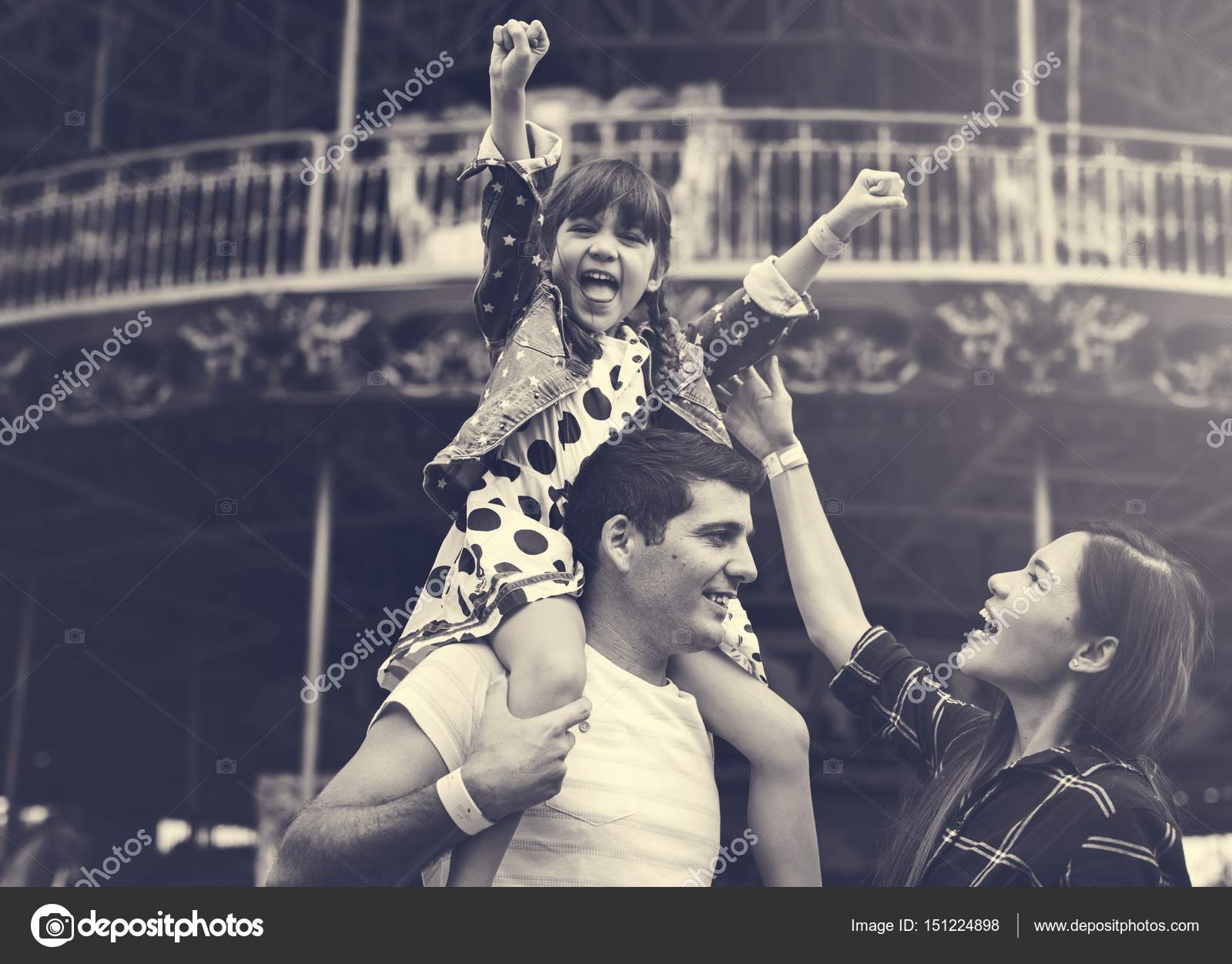 Семья на аттракционах. Семья в парке аттракционов. Фотосъемка в парке аттракционов дети. Парк развлечений. В парке развлечений он.