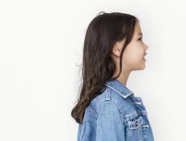 küçük kız stüdyoda poz