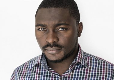 genç siyah elbise adam