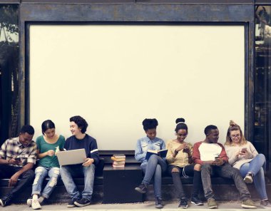 Genç öğrenciler afişini siting 