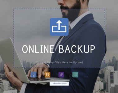 Dizüstü bilgisayar kullanan iş adamı