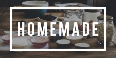 mutfak masasında malzemelerle