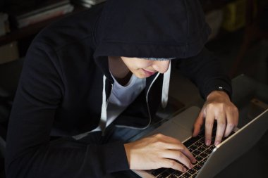 dizüstü bilgisayar kullanarak siyah hoodie çocukta