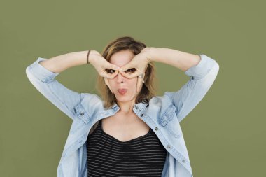 kadın komik bir jest yapma