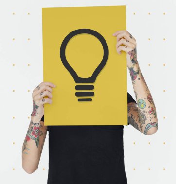 Dövmeli kişi holding afiş. 