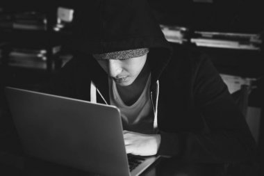 dizüstü bilgisayar kullanarak siyah hoodie çocukta
