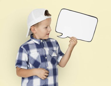 Çocuk konuşma balonunu tutuyor 
