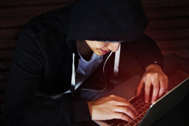 dizüstü bilgisayar kullanarak siyah hoodie çocukta