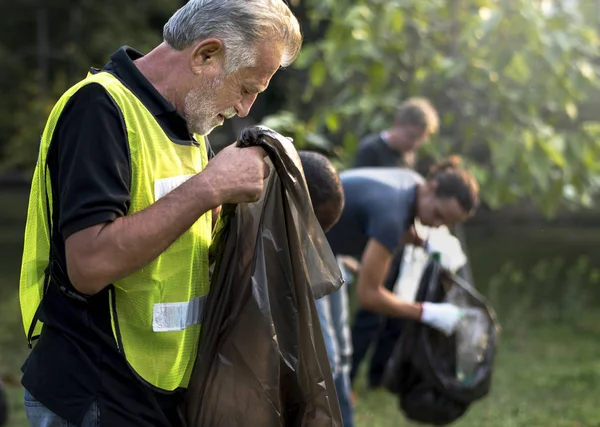 Persone che puliscono il parco — Foto Stock