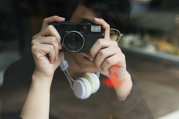 Asiatische junge taking Foto mit Kamera — Stockfoto