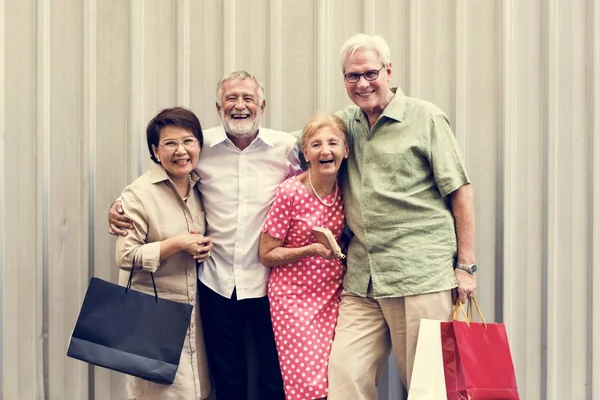 Senior mensen permanent samen — Stockfoto