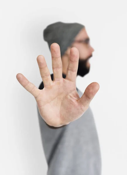 Homem mostrando símbolo de parada com a mão — Fotografia de Stock