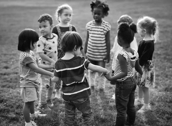 Группа детских садов играет в парке — стоковое фото