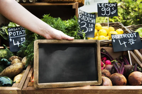 Greengrocer vende productos agrícolas ecológicos — Foto de Stock