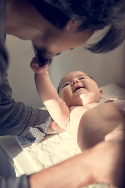 Padre prendersi cura del bambino — Foto Stock