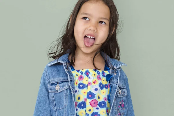 Pieni tyttö osoittaa kieltä — kuvapankkivalokuva