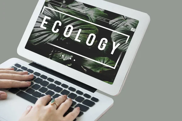 Mujer escribiendo en el teclado del ordenador portátil — Foto de Stock