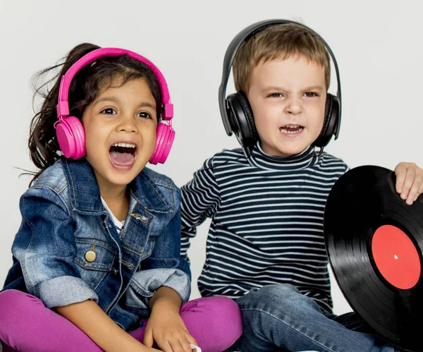 Kinder mit Kopfhörern im Studio — Stockfoto