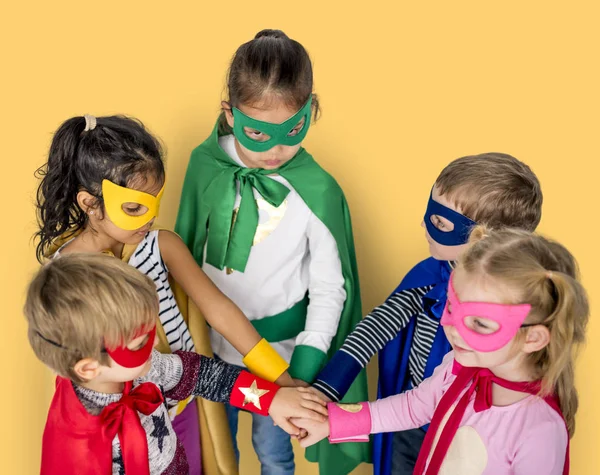 Děti v superhrdina kostýmy — Stock fotografie
