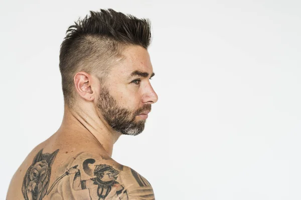 Татуированный мужчина без рубашки — стоковое фото