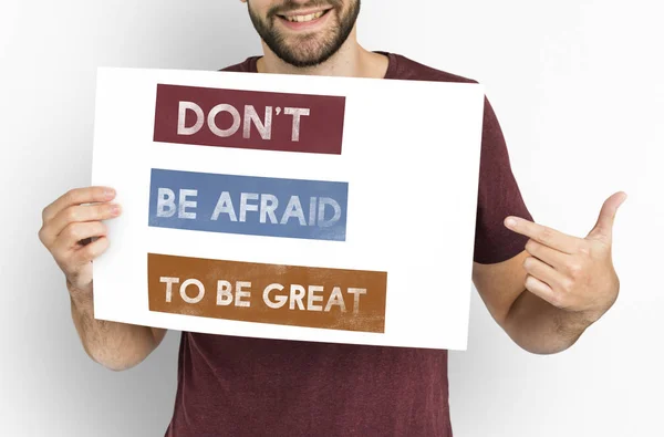 Uomo con la barba tiene cartello — Foto Stock