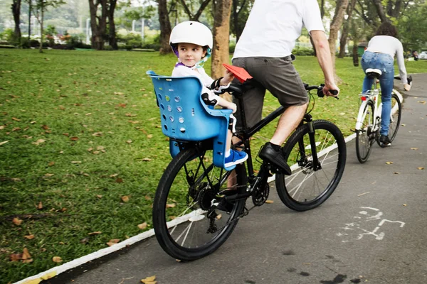 Ciclismo per famiglie nel parco — Foto Stock