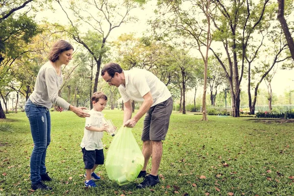 Family cleaning park — Stock Photo, Image