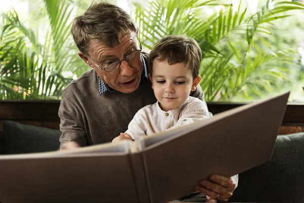 Livre de lecture grand-père et petit-fils — Photo