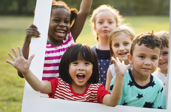 Crianças do jardim de infância brincando no parque infantil — Fotografia de Stock