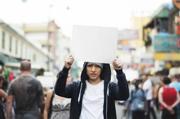 Asiatico uomo holding vuoto banner — Foto Stock