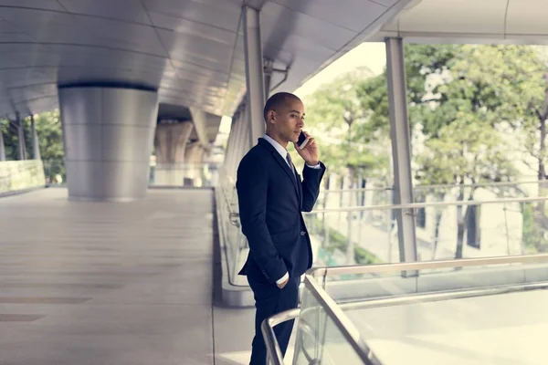 Bello uomo d'affari che parla al telefono — Foto Stock