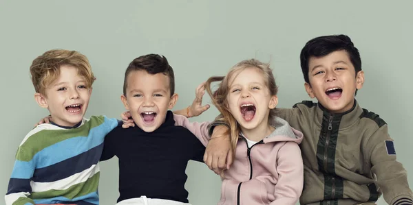 Niños abrazándose juntos — Foto de Stock