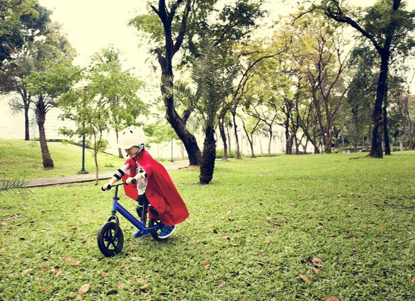 男孩骑自行车 — 图库照片