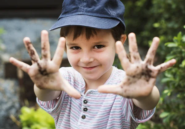 Niño con las manos sucias —  Fotos de Stock