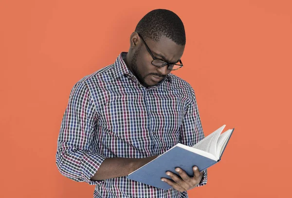 Black ethnicity man reading book — Stock Photo, Image