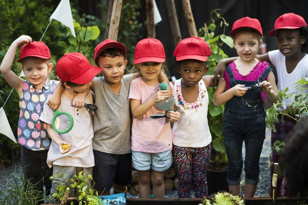 Gruppe des Kindergartens lernt Gartenarbeit — Stockfoto