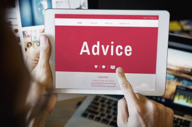 Dijital tablet kullanan adam