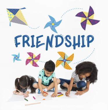 katta oturan ve çizim çocuklar