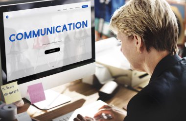 iş kadını bilgisayar ile çalışma