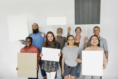 Çeşitli insanlardan oluşan bir grup 